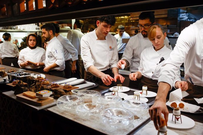 Archivo - Trabajadores del restaurante 'Disfrutar' elaboran platos del menú degustación, a 6 de junio de 2024, en Barcelona, Catalunya (España)