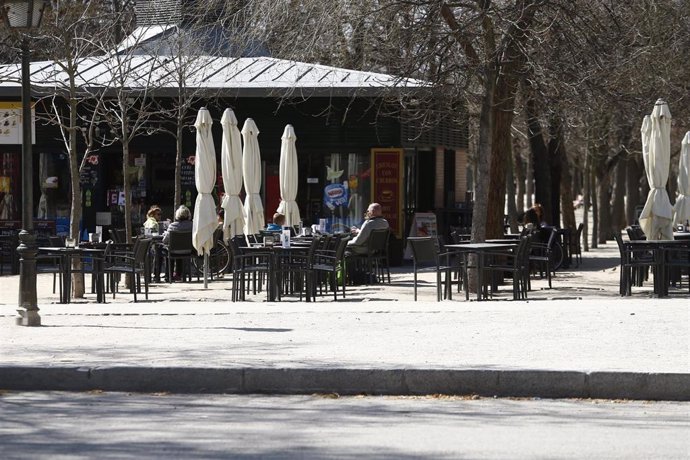 Archivo - Terraza de un bar en un parque de Madrid