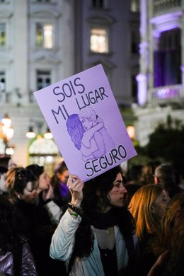 Archivo - Una mujer sostiene un cartel durante la manifestación del 8M, a 8 de marzo, en Valencia, Comunidad Valenciana (España).