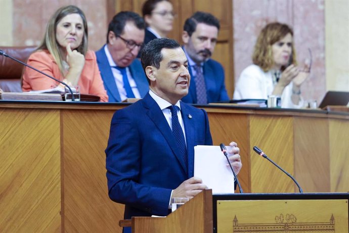 Archivo - El presidente de la Junta, Juanma Moreno, comparece en el Pleno del Parlamento andaluz. (Foto de archivo).