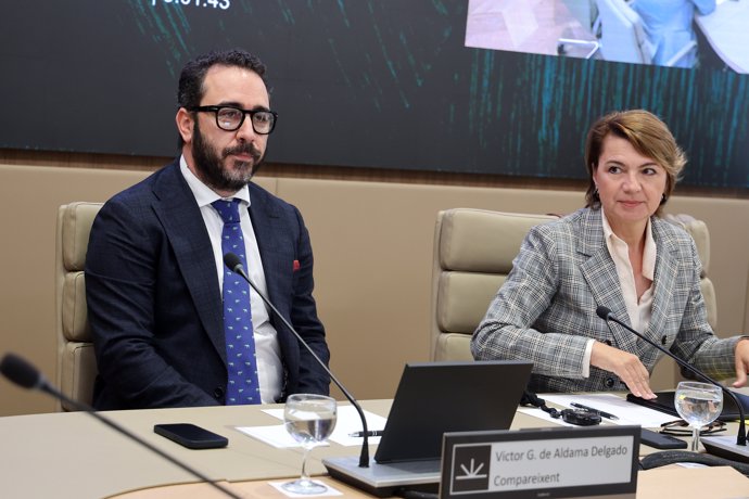 El presidente del Zamaro CF, Víctor de Aldama, sentado junto a la secretaria de la comisión y diputada regional del PP Margalida Durán, comparece ante la comisión no permanente de investigación en el Parlament balear, a 20 de mayo de 2024, en Palma de 