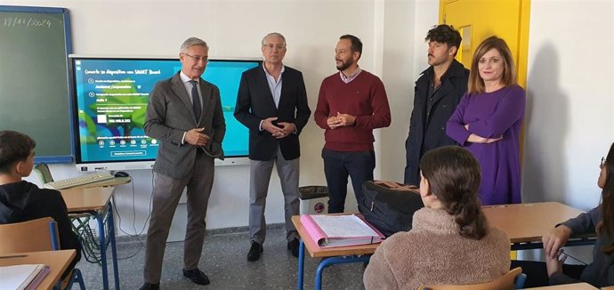 El delegado territorial de Desarrollo Educativo y Formación Profesional, Miguel Ángel Araúz, junto con el alcalde de Camas, Victor Ávila, y el gerente provincial de la Agencia Pública Andaluza de Educación en Sevilla, ha visitado el IES Tartessos.