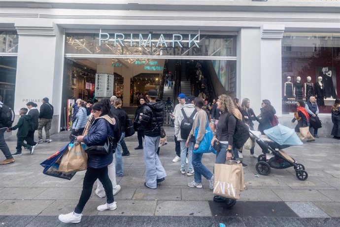 Varias personas con una bolsas, a 12 de noviembre de 2024, en Madrid (España). 