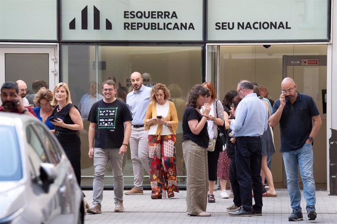 Archivo - Varios miembros de ERC durante un descanso de la reunión, en la sede de ERC, a 20 de julio de 2024, en Barcelona, Catalunya (España). ERC se ha reunido hoy, 29 de julio, para valorar si cierra un preacuerdo con los socialistas para investir al p