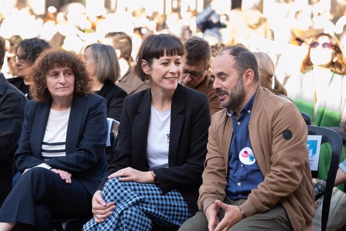 (I-D) La alcaldesa de Santiago de Compostela, Goretti Sanmartín, la portavoz nacional del BNG, Ana Pontón, y el presidente de la Mesa pola Normalización Lingüística, Marcos Maceira, durante una concentración por la situación de la lengua gallega, en la Pr