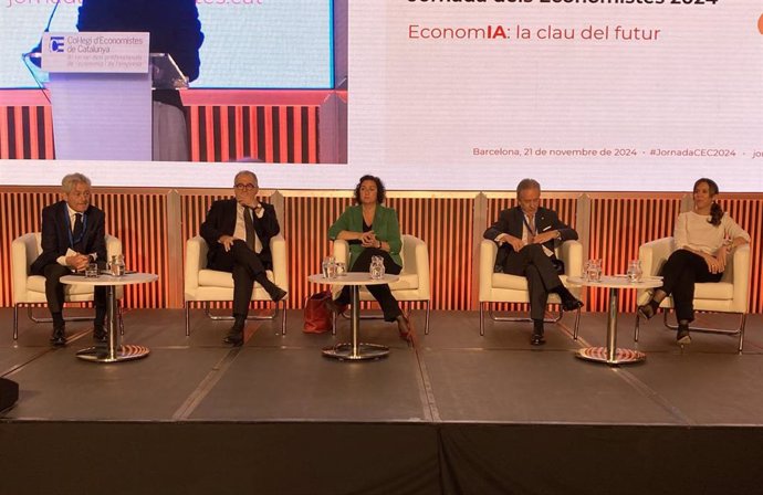 (I-D)  Valentí Pich (Consejo General de Economistas), Jordi Valls (Ayuntamiento de Barcelona), Alícia Romero (Generalitat), Carlos Puig De Travy (Col·legi d'economistes de Catalunya) y Marta Farrés (Diputación de Barcelona).