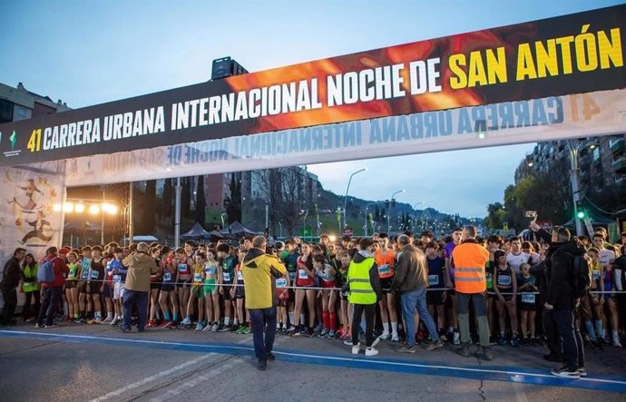 Archivo - Salida de la 41ª Carrera Urbana Internacional Noche de San Antón.