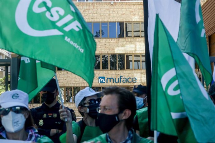 Archivo - Varias personas se manifiestan durante una protesta de funcionarios contra los recortes que han sufrido en su prestación sanitaria, frente a la Dirección General de Muface, a 18 de abril de 2022, en Madrid