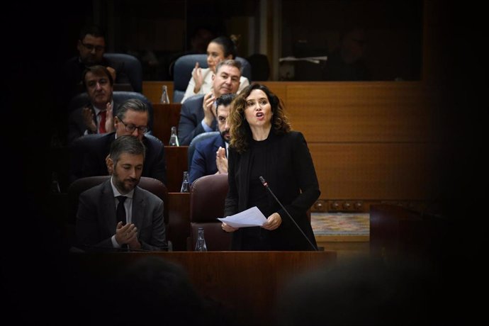 La presidenta de la Comunidad de Madrid, Isabel Díaz Ayuso, interviene durante un pleno en la Asamblea de Madrid, a 21 de noviembre de 2024, en Madrid (España).