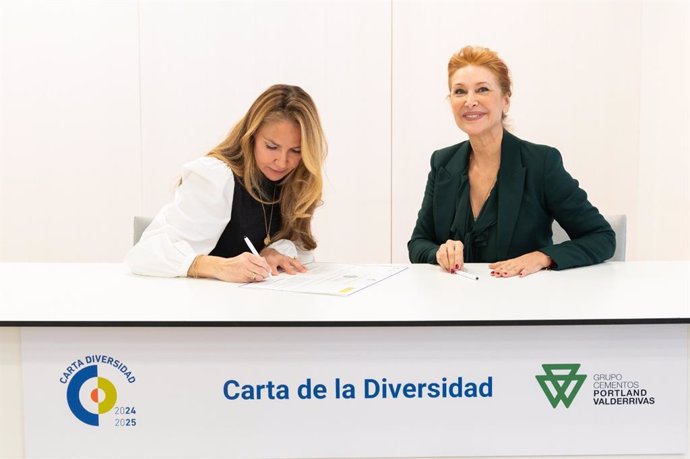 La presidenta del Grupo Cementos Portland Valderrivas, Alicia Alcocer, y la presidenta de la Fundación Diversidad, Teresa Viejo, en la firma de la Carta de la Diversidad.