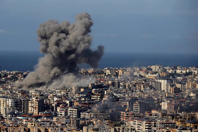 Columna de humo tras un bombardeo del Ejército de Israel contra la capital de Líbano, Beirut (archivo)