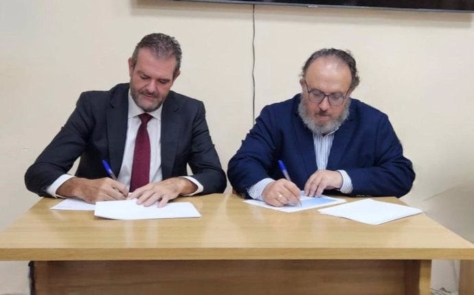 El presidente de Hefame, Enrique Ayuso, y el presidente de la Asociación Proyecto Alfa, Roberto Larraona, han firmado en Melilla un acuerdo para la colaboración en el proyecto 'BieneStar: Promoción de la salud en personas vulnerables'