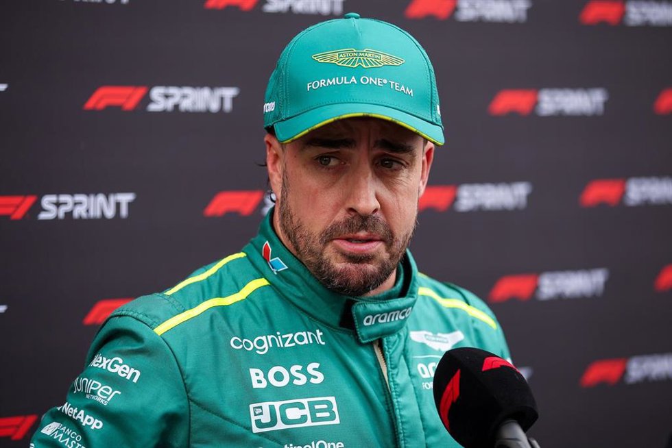 Archivo - El piloto español de F1 Fernando Alonso (Aston Martin) atiende a los medios en el Circuito de las Américas. 