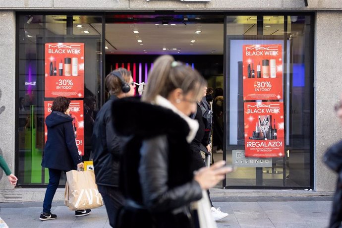 Archivo - Escaparate de una tienda con descuentos en el 'Black Friday' de 2023