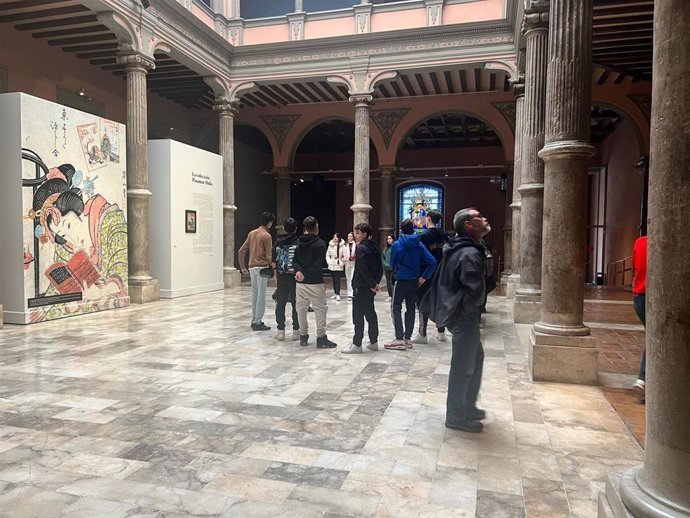 Grupo de jóvenes visitando la exposición 'La mujer en Japón', en el Palacio de Sástago de la DPZ.