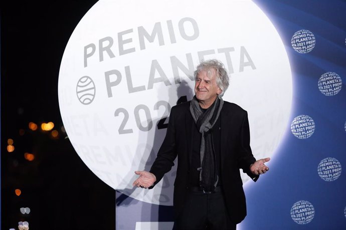 Archivo - El paleontólogo Juan Luis Arsuaga posa en el photocall de la 70ª edición del Premio Planeta de Novela, en el Museu Nacional d'Art de Catalunya, a 15 de octubre de 2021, en Barcelona