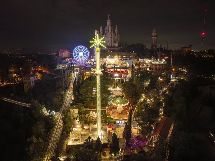 El parque de atracciones Tibidabo con su iluminación encendida por la noche