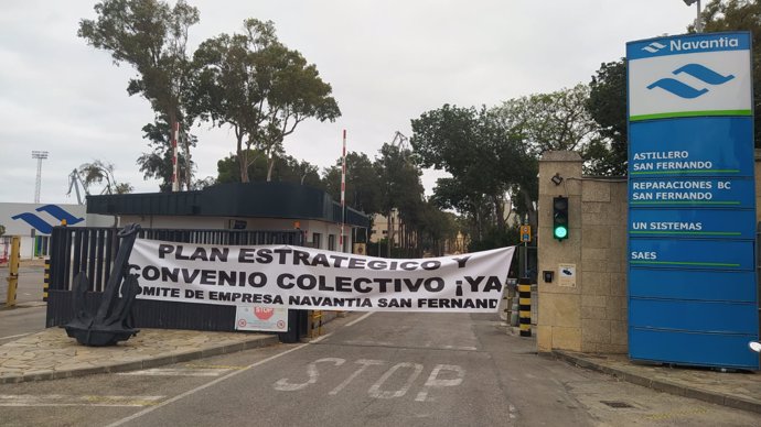 Los astilleros de Navantia en San Fernando con una pancarta por los paros del jueves