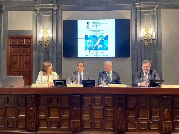 El consejero de Justicia, Administración Local y Función Pública, José Antonio Nieto, ha inaugurado en Sevilla el Foro de Administración Local, organizado por el Consejo Andaluz de Secretarios, Interventores y Tesoreros de la Administración Local.