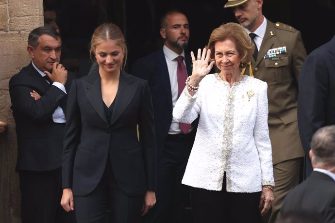 La Princesa Leonor y la Reina Sofía a la salida del Hotel Reconquista para dirigirse al Teatro Campoamor ante la ceremonia de entrega de los 'Premios Princesa de Asturias 2024',