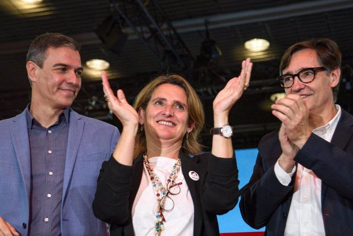 Archivo - (I-D) El secretario general del PSOE y presidente del Gobierno, Pedro Sánchez, la candidata del PSOE a las elecciones europeas y vicepresidenta tercera y ministra para la Transición Ecológica, Teresa Ribera, y el líder del PSC y candidato del pa