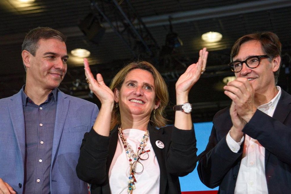 Archivo - (I-D) El secretario general del PSOE y presidente del Gobierno, Pedro Sánchez, la candidata del PSOE a las elecciones europeas y vicepresidenta tercera y ministra para la Transición Ecológica, Teresa Ribera, y el líder del PSC y candidato del 