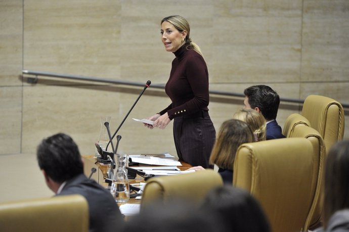 La presidenta de la Junta de Extremadura, María Guardiola, en el pleno de la Asamblea