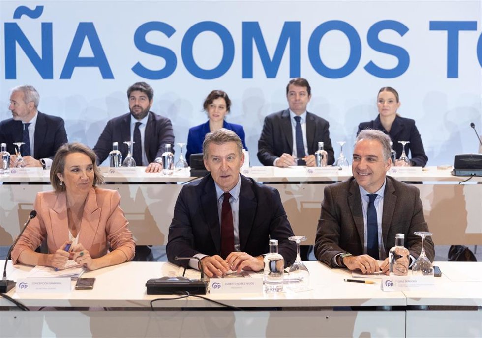 (I-D) La secretaria general del PP, Cuca Gamarra; el presidente del Partido Popular, Alberto Núñez Feijóo y el vicesecretario de Coordinación Autonómica y Local del PP, Elías Bendodo, durante la Junta Directiva Nacional del Partido Popular, en el Hotel 