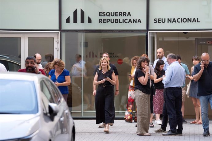 Archivo - Varios miembros de ERC durante un descanso de la reunión, en la sede de ERC, a 20 de julio de 2024, en Barcelona, Catalunya (España). ERC se ha reunido hoy, 29 de julio, para valorar si cierra un preacuerdo con los socialistas para investir al p