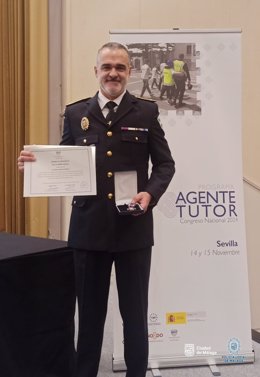 El oficial del Grupo de Investigación y Protección (GIP) la Policía Local de Málaga Alejandro Márquez condecorado por su labor como Agente Tutor