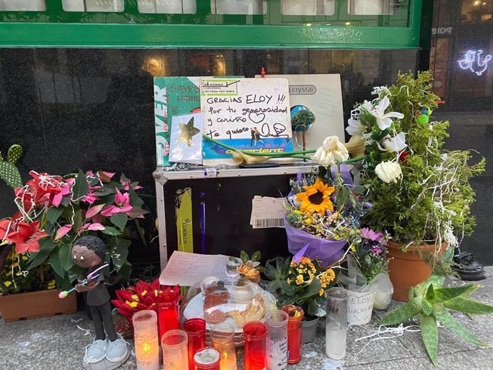 Altar improvisado por la muerte de Eloy Malnero en Gijón