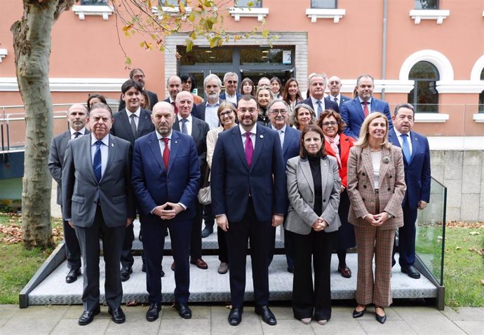 Foto de familia por el décimo aniversario de la creación de la FINBA.