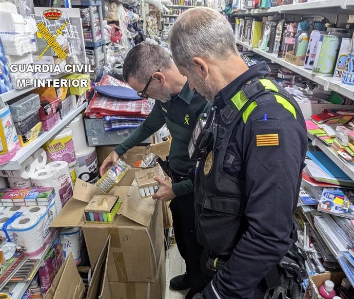 Agentes de la Policía Local de Santa Coloma de Gramenet (Barcelona) y de la Guardia Civil durante la inspección de un local