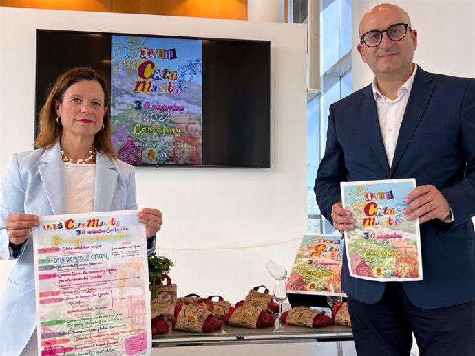 El vicepresidente y diputado provincial de Cultura, Manuel López Mestanza, junto a la alcaldesa de Cartajima, Isabel Jiménez.