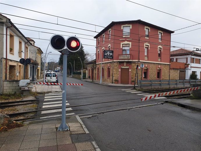 Archivo - Paso a nivel de tren en Colloto.