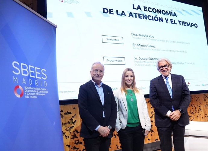 (I-D) El periodista Manel Pérez, la presidenta y ceo de la Sociedad de Estudios del Aburrimiento, Josefa Ros, y el presidente de Foment del Treball, Josep Sánchez Llibre.