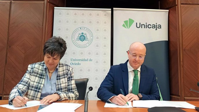 La vicerrectora de Transferencia y Relaciones con la Empresa de la Universidad de Oviedo, Susana Luque; y el director de Banca de Empresas Norte de Unicaja, José Marcos Fernández.