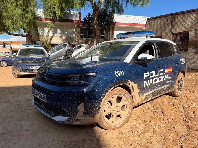 Vehículo policial manchado de barro y fango