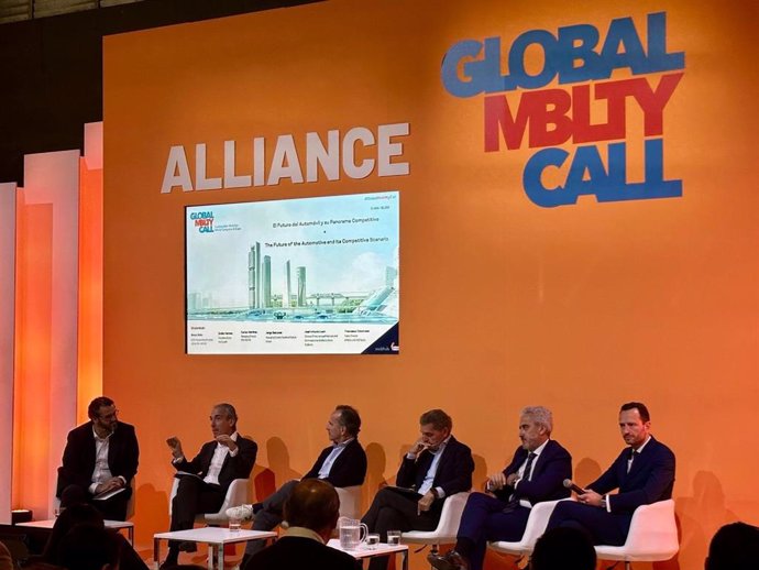 Mesa de debate entre los fabricantes de automóviles en el Global Mobility Call 2024