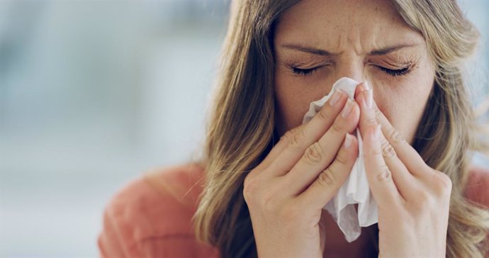 Archivo - Mujer con congestión nasal.