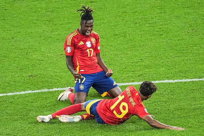 Archivo - 14 July 2024, Berlin: Spain's Nico Williams and Lamine Yamal celebrate victory after the UEFA Euro 2024 final soccer match between Spain and England at the Olympic Stadium. Photo: Michael Kappeler/dpa