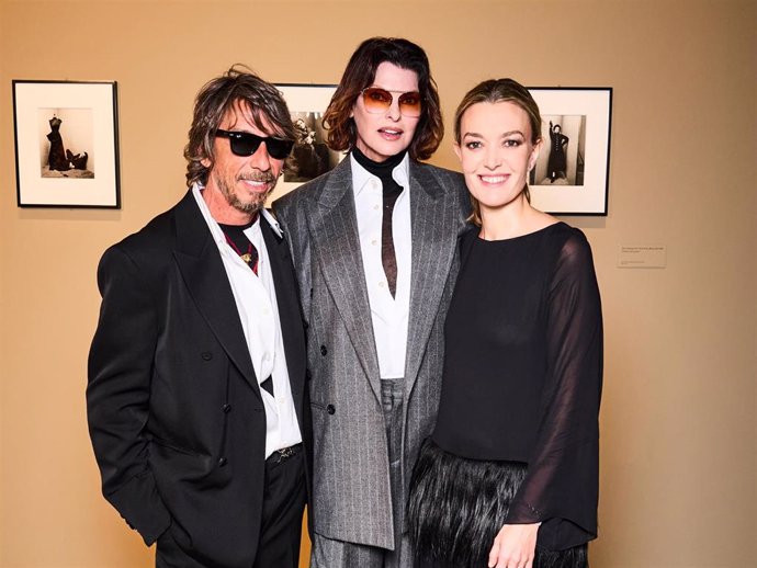 Marta Ortega, con Pierpaolo Piccioli y Linda Evangelista en la preinauguración de la nueva muestra fotográfica impulsada por la Fundación MOP en A Coruña