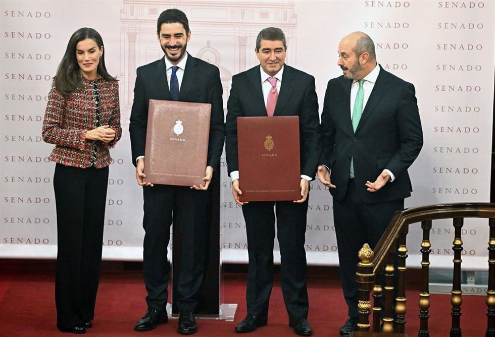 (I-D) La Reina Letizia, el periodista Juanma Lamet, el periodista Pablo Rodríguez Lago, y el presidente del Senado, Pedro Rollán, durante la entrega de los Premios Luis Carandell de periodismo celebrados en el Palacio del Senado, a 21 de noviembre de 