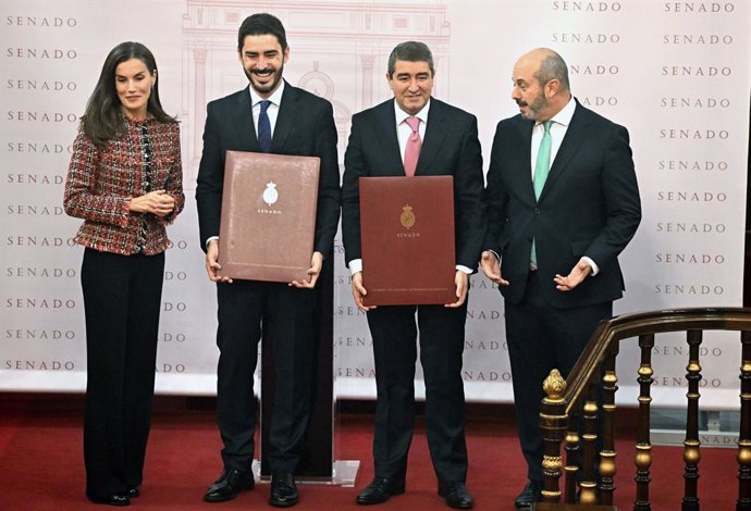 (I-D) La Reina Letizia, el periodista Juanma Lamet, el periodista Pablo Rodríguez Lago, y el presidente del Senado, Pedro Rollán, durante la entrega de los Premios “Luis Carandell” de periodismo celebrados en el Palacio del Senado, a 21 de noviembre de 20