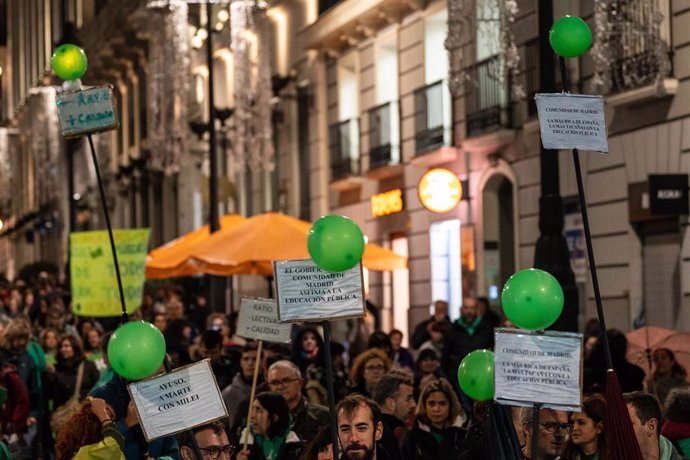 Centenares de personas durante una manifestación por la educación pública, desde Neptuno hasta Sol, a 29 de octubre de 2024, en Madrid (España). 