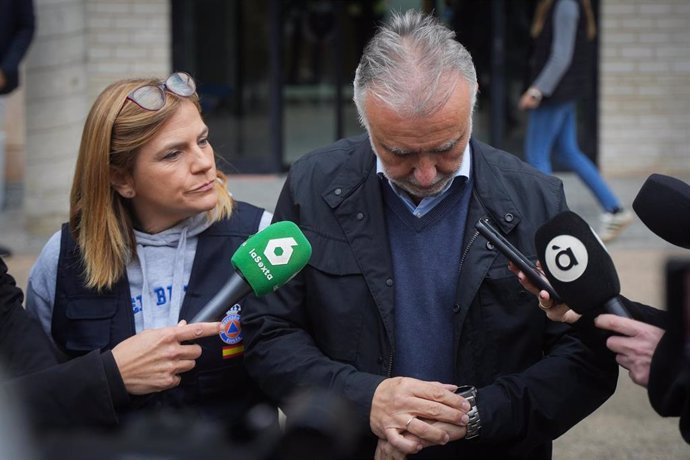 La delegada del Gobierno en la Comunitat Valenciana, Pilar Bernabé, junto al ministro de Política Territorial, Ángel Víctor Torres, 