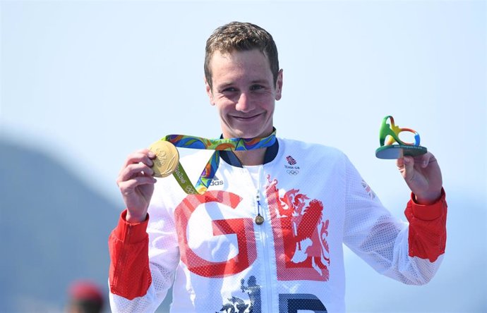 Archivo - El triatleta británico Alistair Brownlee con la medalla de oro en la ceremonia de podio  en los Juegos Olímpico Rio 2016.