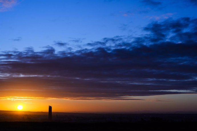 Archivo - Amanece en la ciudad de Sevilla, a 18 de octubre de 2024  