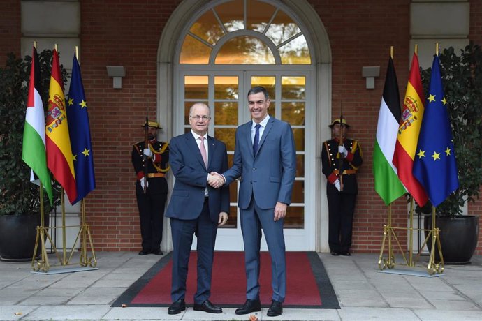 El primer ministro de Palestina, Mohammad Mustafa (i), es recibido por el presidente del Gobierno de España, Pedro Sánchez (d), a su llegada a la primera reunión Intergubernamental España-Palestina, en el Palacio de la Moncloa