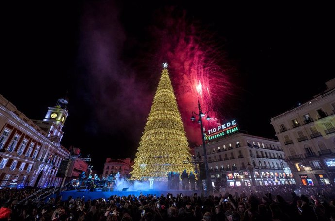 Archivo - El plantel de actores de la película CampeoneX, realizan el encendido de luces de navidad, en la Puerta del Sol, a 23 de noviembre de 2023, en Madrid (España).